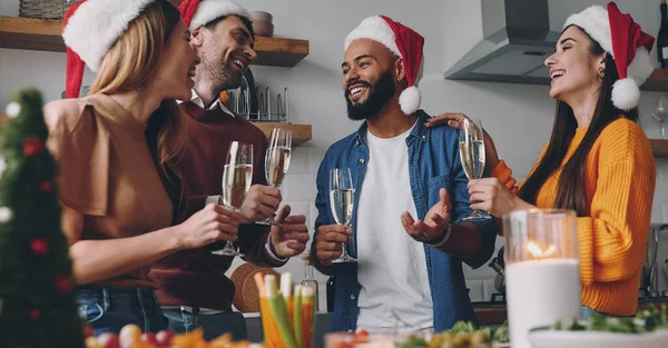 Schöne Junge Leute Reden Und Lächeln Während Sie Das Weihnachtsessen — Stockfoto
