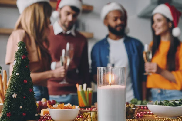 Fiatalok Csoportja Kommunikál Miközben Együtt Élvezik Karácsonyi Vacsorát — Stock Fotó