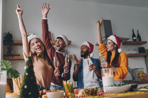 Alegre Jóvenes Amigos Divirtiéndose Mientras Disfrutan Cena Navidad Casa Juntos —  Fotos de Stock