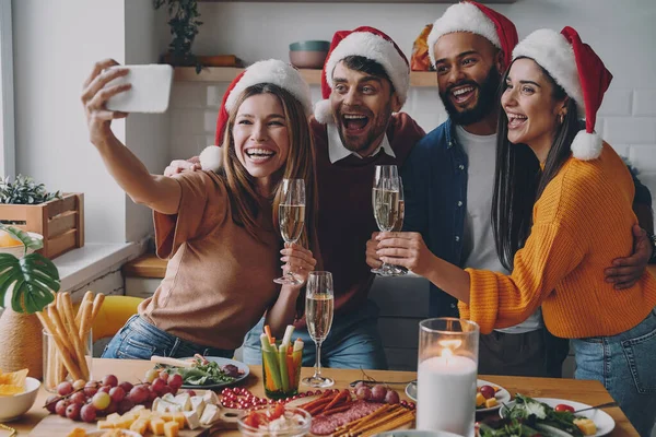 Beautiful People Christmas Hats Making Selfie Smiling While Celebrating Home — Stock Photo, Image