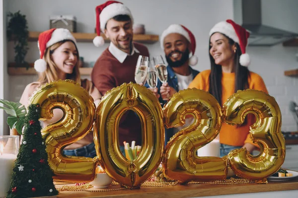 Glada Ungdomar Firar Nyår Med Guldfärgad Dekoration Förgrunden — Stockfoto