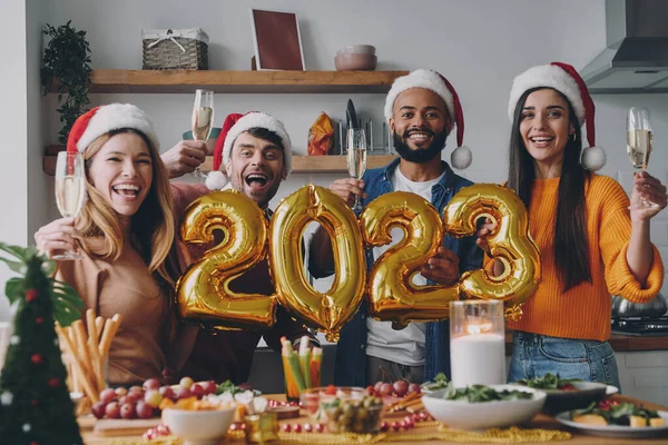 Glada Unga Människor Som Bär Guldfärgad Dekoration Samtidigt Fira Nyår — Stockfoto