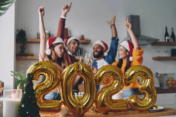 Glada Ungdomar Firar Nyår Med Guldfärgad Dekoration Förgrunden — Stockfoto