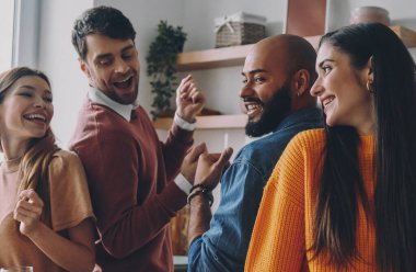 Güzel genç insanlar dans ediyor ve gülümsüyor.