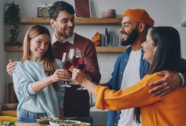 Grupo Belos Jovens Brindando Com Vinho Sorrindo Enquanto Desfrutam Jantar — Fotografia de Stock