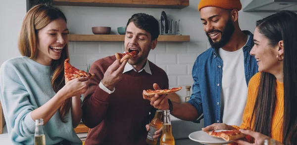 Grupo Jovens Felizes Comendo Pizza Enquanto Desfrutam Diversão Juntos — Fotografia de Stock