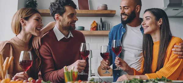 Jovens Belos Segurando Copos Com Vinho Sorrindo Enquanto Desfrutam Jantar — Fotografia de Stock
