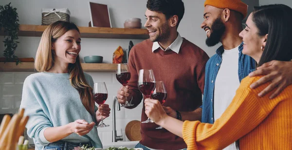 Grupo Belos Jovens Conversando Sorrindo Enquanto Desfrutam Jantar Casa Juntos — Fotografia de Stock