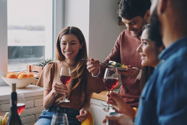 Grupo Jovens Felizes Desfrutando Comida Bebidas Enquanto Jantam Juntos Casa — Fotografia de Stock