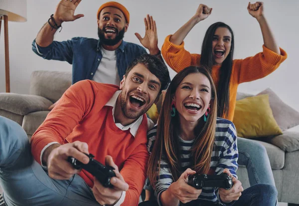 Group Young People Playing Video Games Smiling While Enjoying Carefree — Stock Photo, Image