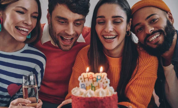Piękni Młodzi Ludzie Trzymający Tort Urodzinowy Uśmiechający Się Świętując Razem — Zdjęcie stockowe