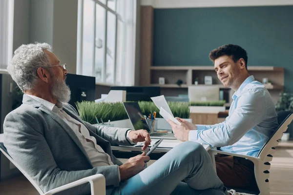 Dos Hombres Negocios Seguros Que Comunican Mientras Trabajan Juntos Oficina — Foto de Stock