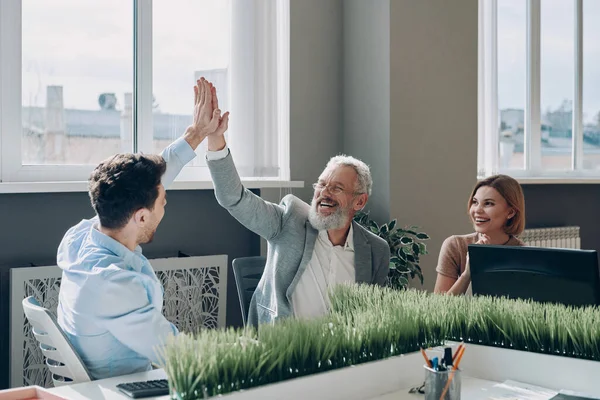 Mutlu Adamları Ofiste Başarıyı Kutlarken Iki Adam Beşlik Çakıyor — Stok fotoğraf