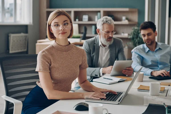 Three Business People Working Together Office While Young Woman Looking — Stock Photo, Image