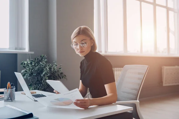 Confident Young Businesswoman Analyzing Data While Working Office — Stock Photo, Image