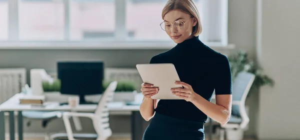 Confident Businesswoman Using Digital Tablet While Standing Her Working Place — Stock Photo, Image
