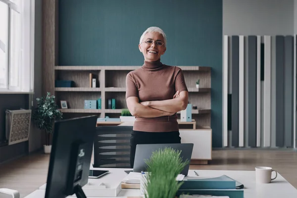 Happy Senior Businesswoman Keeping Arms Crossed While Standing Office — Stock Photo, Image