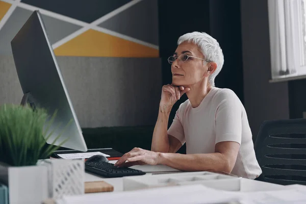 Pewna Siebie Starsza Bizneswoman Patrząc Monitor Komputera Podczas Pracy Biurze — Zdjęcie stockowe