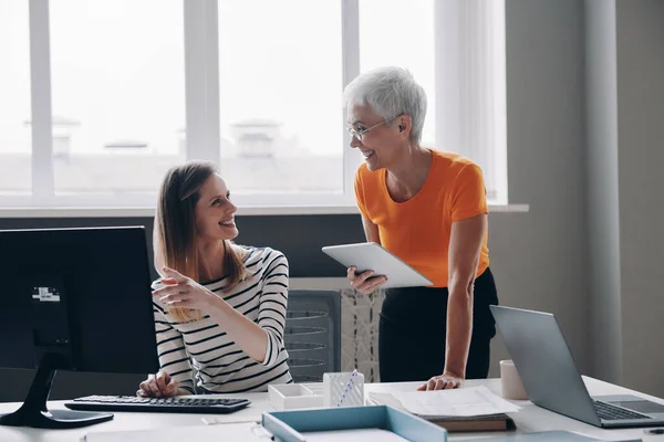 Två Glada Kvinnor Diskuterar Affärer När Arbetar Kontoret Tillsammans — Stockfoto