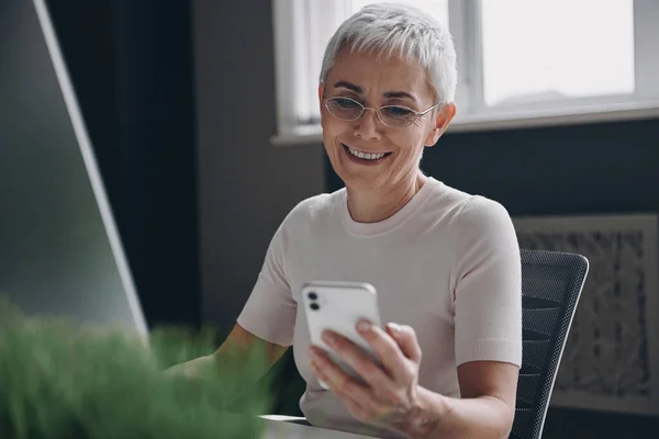 Happy Senior Businesswoman Using Smart Phone While Sitting Her Working — Stock Photo, Image