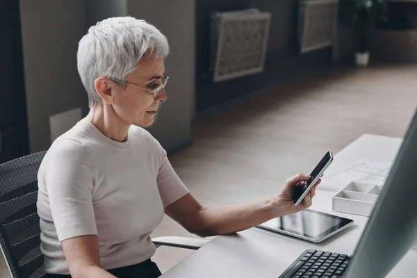 Elegant Senior Businesswoman Using Smart Phone While Sitting Her Working — Stock Photo, Image