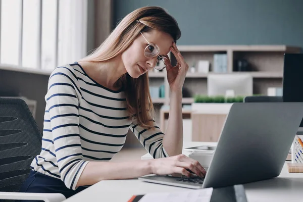 Müde Junge Geschäftsfrau Benutzt Laptop Und Hält Während Der Arbeit — Stockfoto