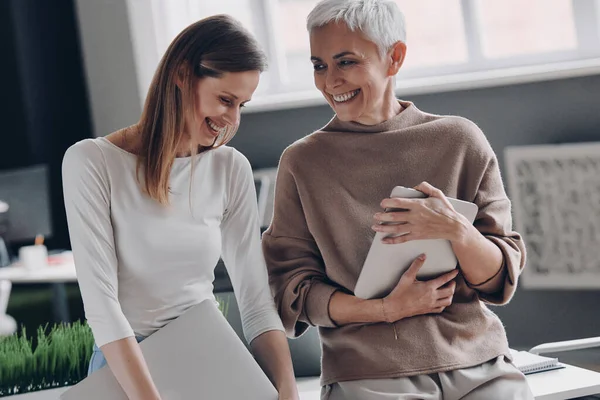 Two Beautiful Businesswomen Communicating Smiling While Standing Office Together — Stock Photo, Image