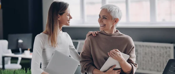 Dos Empresarias Felices Que Comunican Sonríen Mientras Están Juntas Oficina —  Fotos de Stock