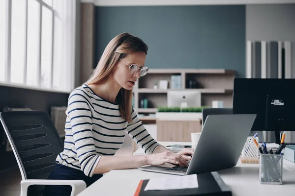 Joven Empresaria Confiada Usando Laptop Mientras Está Sentada Lugar Trabajo — Foto de Stock