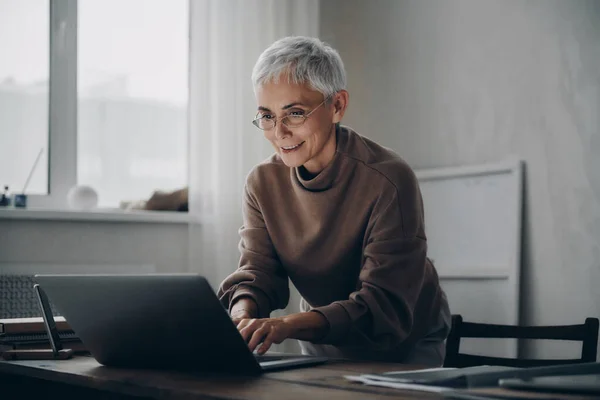 Happy Senior Businesswoman Using Laptop While Working Late Office — Stock Photo, Image