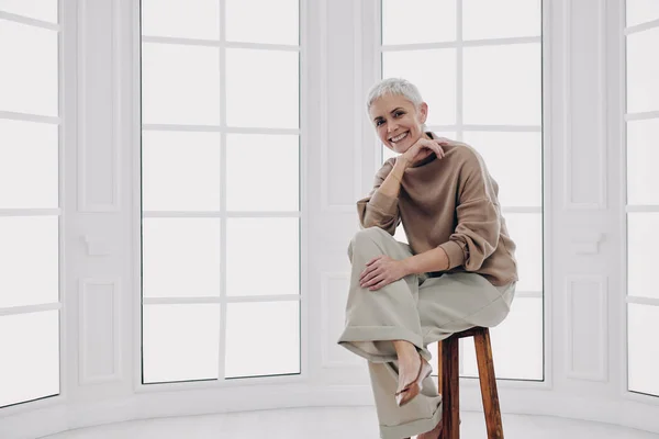 Elegante Donna Anziana Che Guarda Fotocamera Sorride Mentre Siede Sulla — Foto Stock