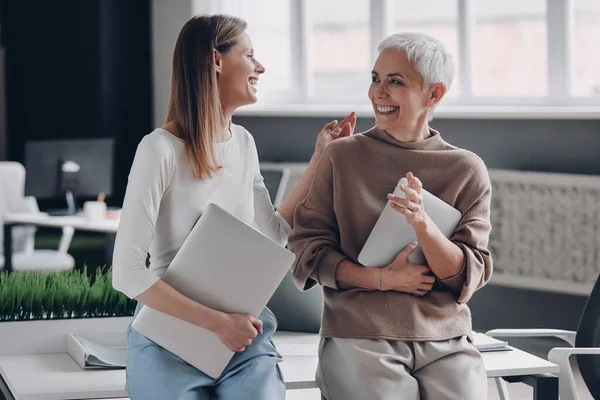 Two Confident Businesswomen Communicating Smiling While Standing Office Together — Stock Photo, Image
