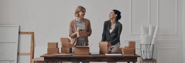 Две Счастливые Молодые Предпринимательницы Готовят Пакеты Доставки Рабочее Место — стоковое фото
