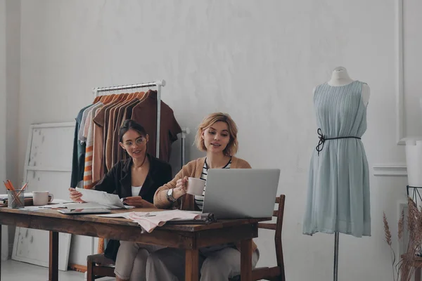 Dois Designers Moda Feminina Concentrada Trabalhando Nova Coleção Oficina — Fotografia de Stock
