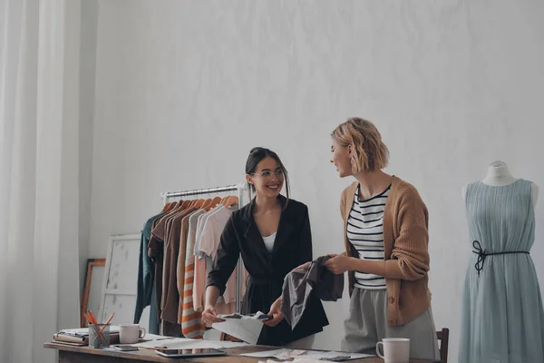 Две Счастливые Женщины Дизайнеры Выбирают Текстиль Новой Коллекции Мастерской — стоковое фото