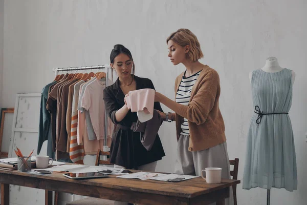 Две Уверенные Себе Женщины Дизайнеры Выбирают Текстиль Новой Коллекции Мастерской — стоковое фото