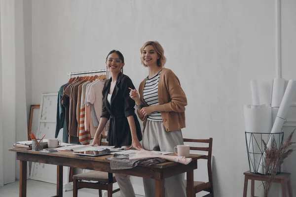 Dois Estilistas Femininos Felizes Olhando Para Câmera Enquanto Estão Oficina — Fotografia de Stock