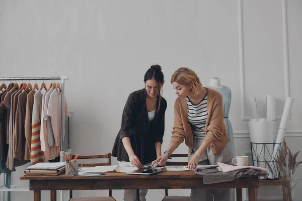 Две Уверенные Себе Женщины Дизайнеры Вместе Работают Мастерской — стоковое фото