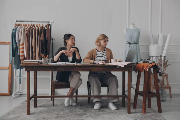 Zwei Modedesignerinnen Arbeiten Werkstatt Gemeinsam Neuer Kollektion — Stockfoto