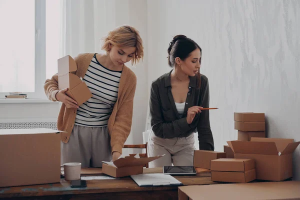 Två Kvinnliga Affärspartners Förbereder Paket För Leverans Lager Tillsammans — Stockfoto