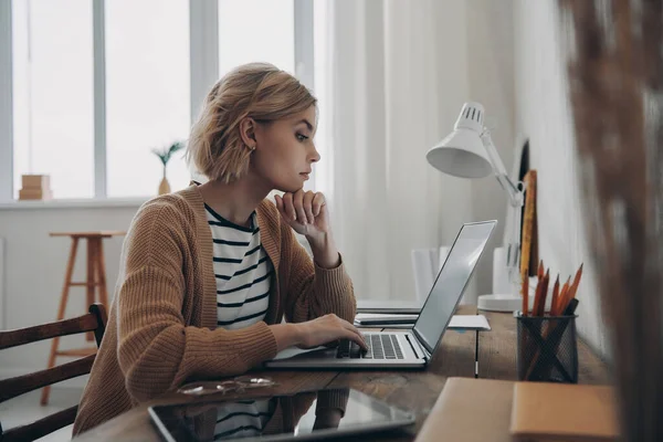 Приваблива Молода Жінка Використовує Ноутбук Сидячи Своєму Творчому Робочому Місці — стокове фото