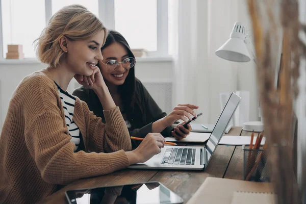 Két Magabiztos Fiatal Laptopot Használ Miközben Együtt Dolgoznak Kreatív Irodában — Stock Fotó