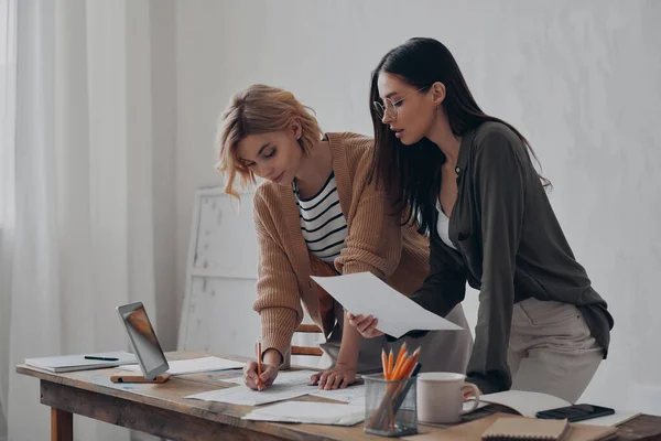 Two Confident Young Female Colleagues Working Papers Office Together — Stock Photo, Image