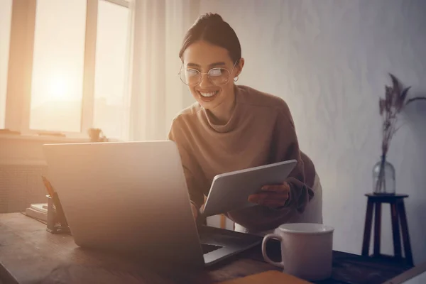 Atrakcyjna Młoda Kobieta Korzystająca Technologii Uśmiechnięta Podczas Pracy Biurze — Zdjęcie stockowe