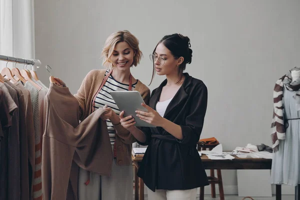 Две Счастливые Женщины Дизайнеры Обсуждают Одежду Время Работы Мастерской — стоковое фото