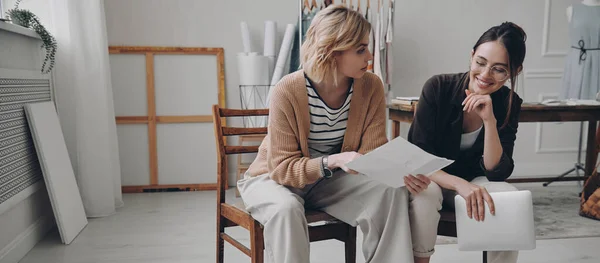 Δύο Γυναίκες Σχεδιαστές Μόδας Συζητούν Νέο Έργο Ενώ Εργάζονται Εργαστήριο — Φωτογραφία Αρχείου