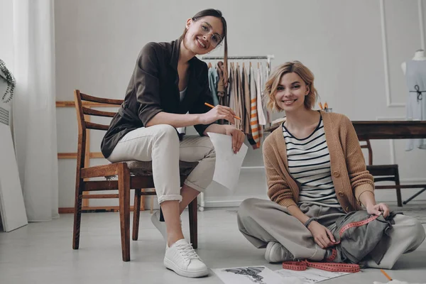 Dois Estilistas Femininos Olhando Para Câmera Sorrindo Enquanto Trabalham Oficina — Fotografia de Stock