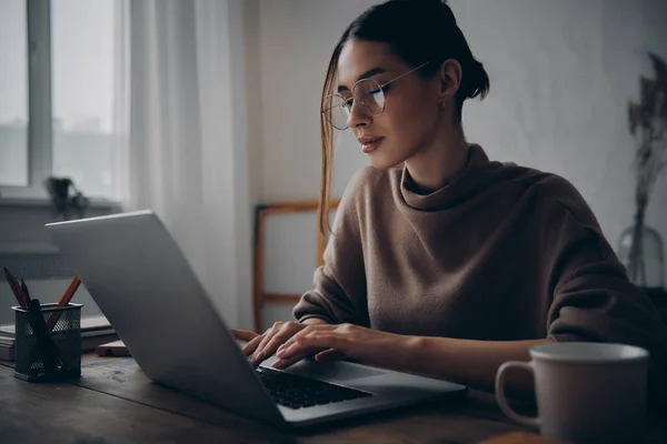 Confident Young Woman Using Laptop While Sitting Her Working Place — Stock Photo, Image