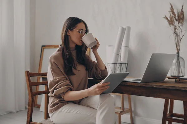 창의적 사무실에서 일하는 커피를 마시고 디지털 태블릿을 — 스톡 사진
