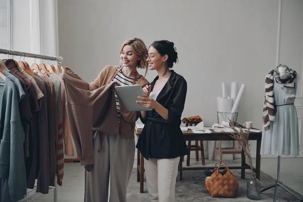 Две Красивые Женщины Дизайнеры Обсуждают Одежду Время Работы Мастерской — стоковое фото